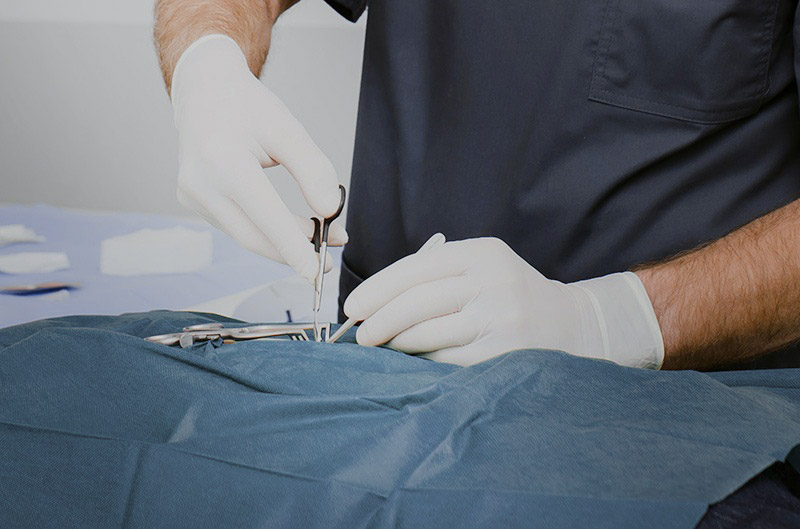 chirurg wykonuje zabieg w gabinecie w Warszawie