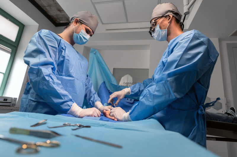 Filip Kucharczyk i Maciej Liszka robią operację nadgarstka w poradni chirurgii ręki