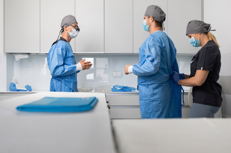 Lekarze ortopedzi przygotowują się do zabiegu operacyjnego